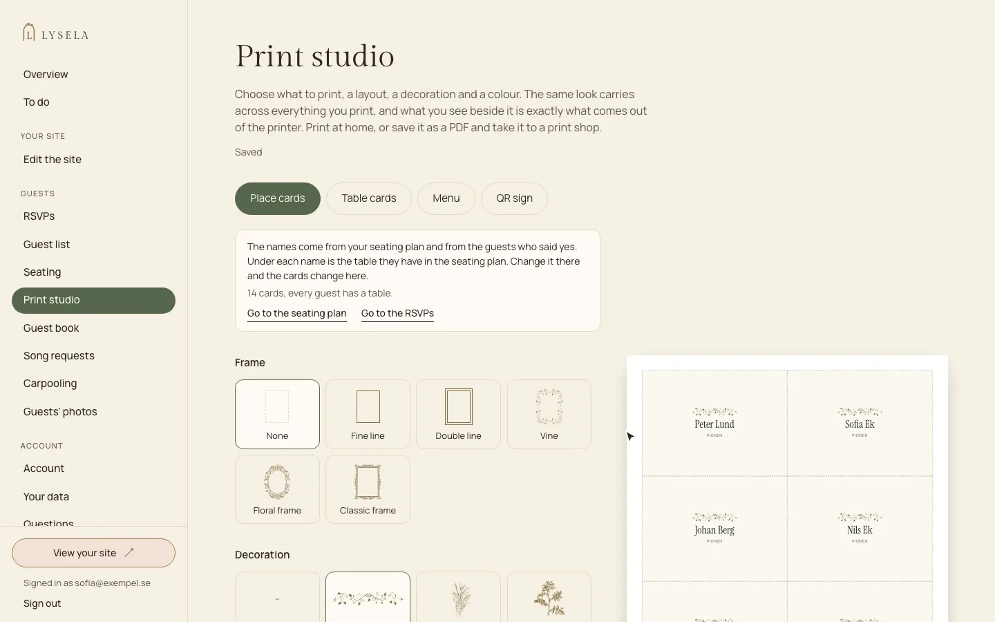 Lysela, the print studio in the admin: the tabs Place cards, Table signs, Menu and QR sign, a choice of frame and decoration, and a preview of place cards with guests' names.
