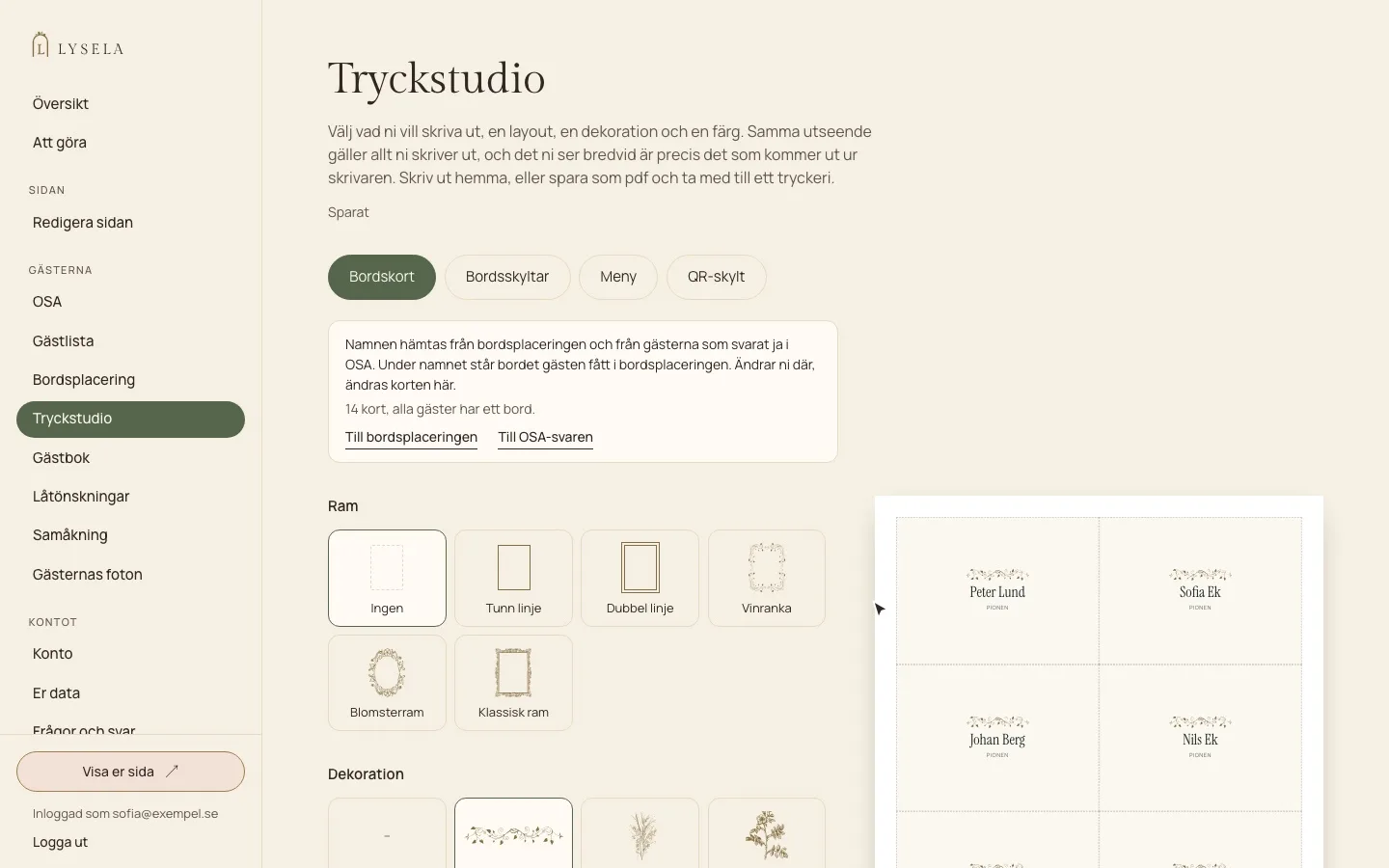Lysela, Tryckstudio i admin: flikarna Bordskort, Bordsskyltar, Meny och QR-skylt, val av ram och dekoration, och en förhandsvisning av bordskort med gästernas namn.