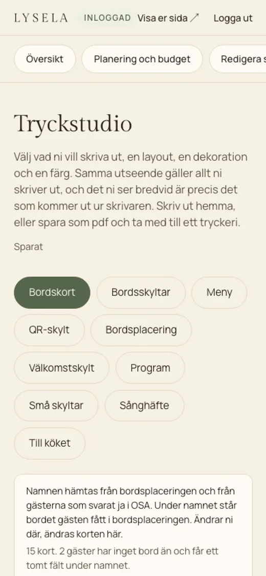 Tryckstudion i Lyselas admin i mobilen: val mellan bordskort, bordsskyltar, meny, QR-skylt, bordsplacering, välkomstskylt, program, små skyltar, sånghäfte och lista till köket.