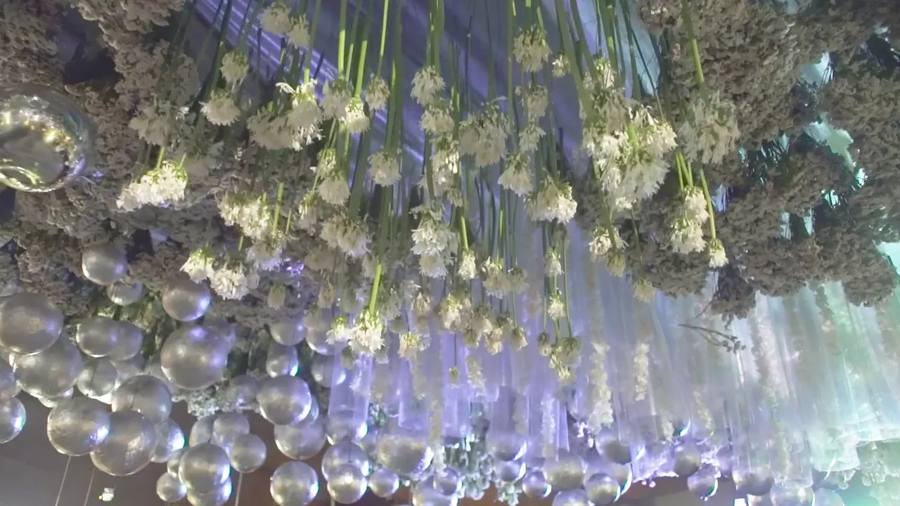 Silverkulor och blommor som hänger över en fest